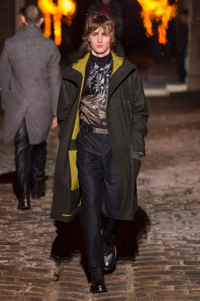 Look 25